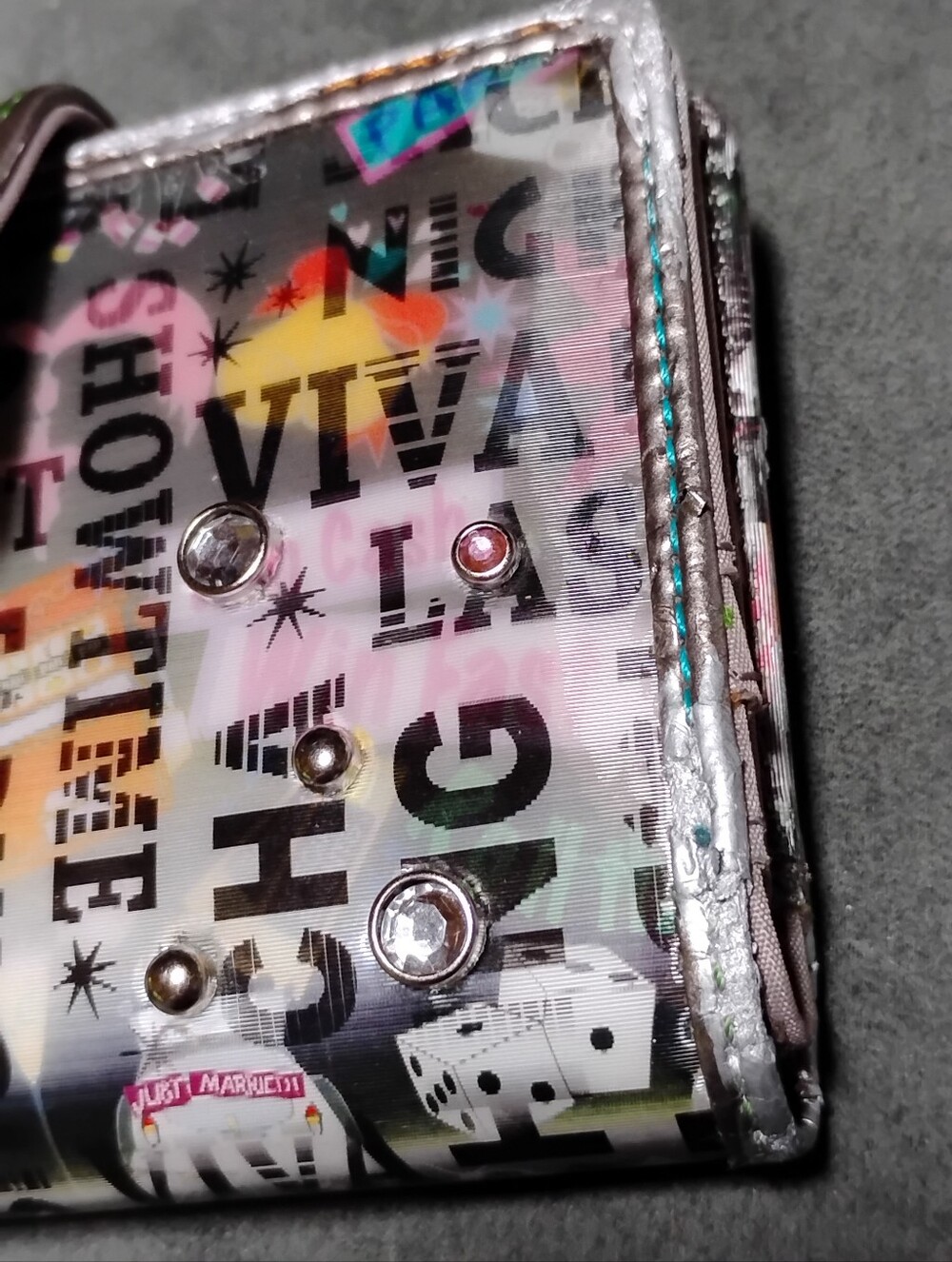 Relic Changing Hologram Las Vegas Graphic Zip Tri Fold Wallet with Heart Charm - Picture 11 of 12